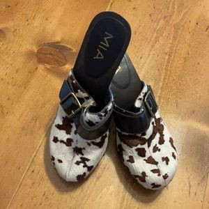 Super ADORABLE MIA Cowhide Clog size 9